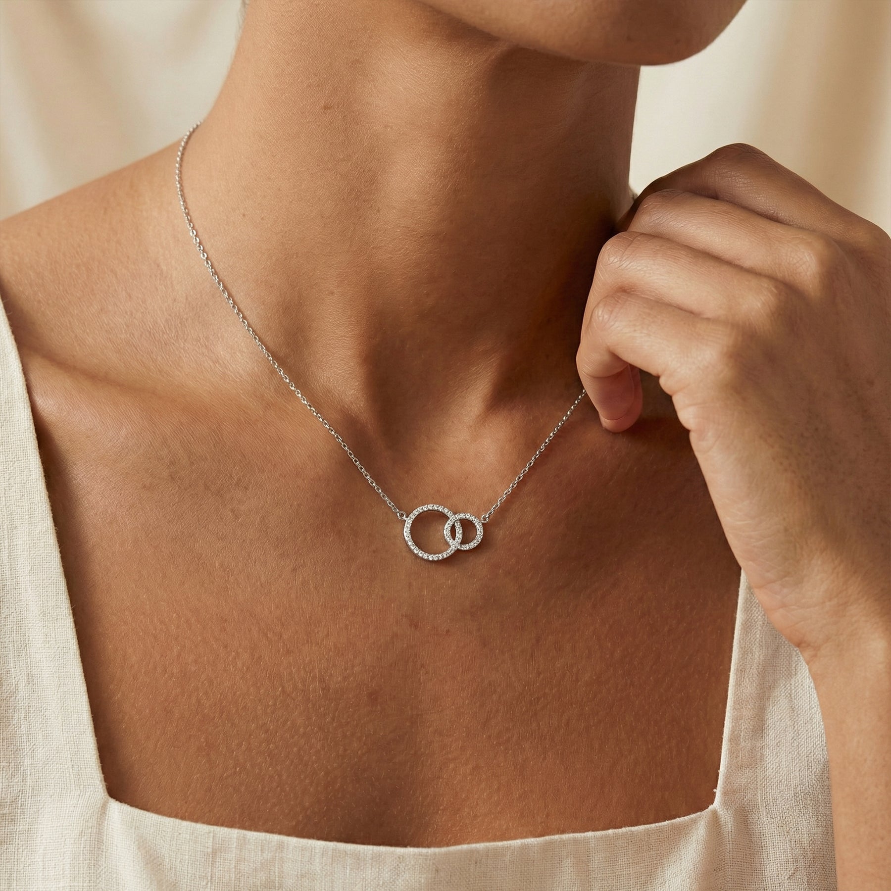 Elegant Interlocking Circle Pendant Necklace