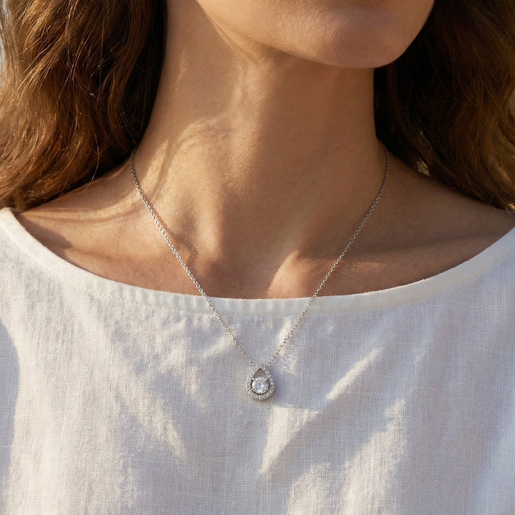 Elegant Teardrop Pendant Necklace with Sparkling Crystal